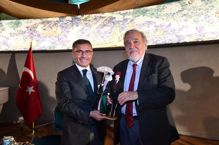 İlber Ortaylıdan izdihama neden olan gençlere fırça