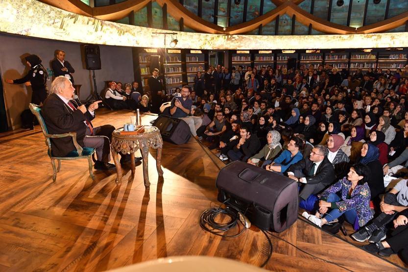 İlber Ortaylıdan izdihama neden olan gençlere fırça
