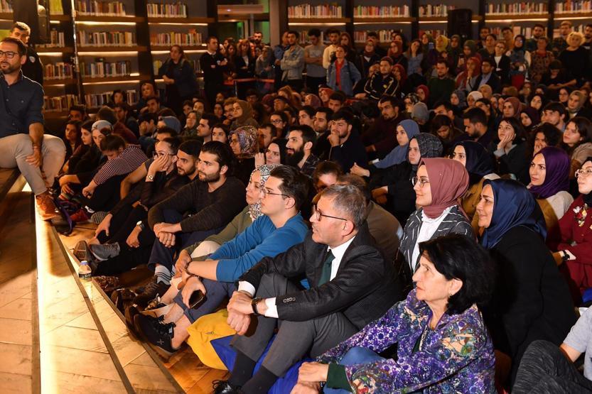 İlber Ortaylıdan izdihama neden olan gençlere fırça