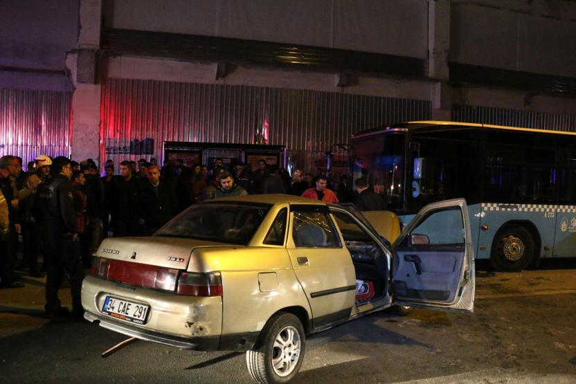 Otomobil sürücüsü sola dönerken halk otobüsüne çarptı