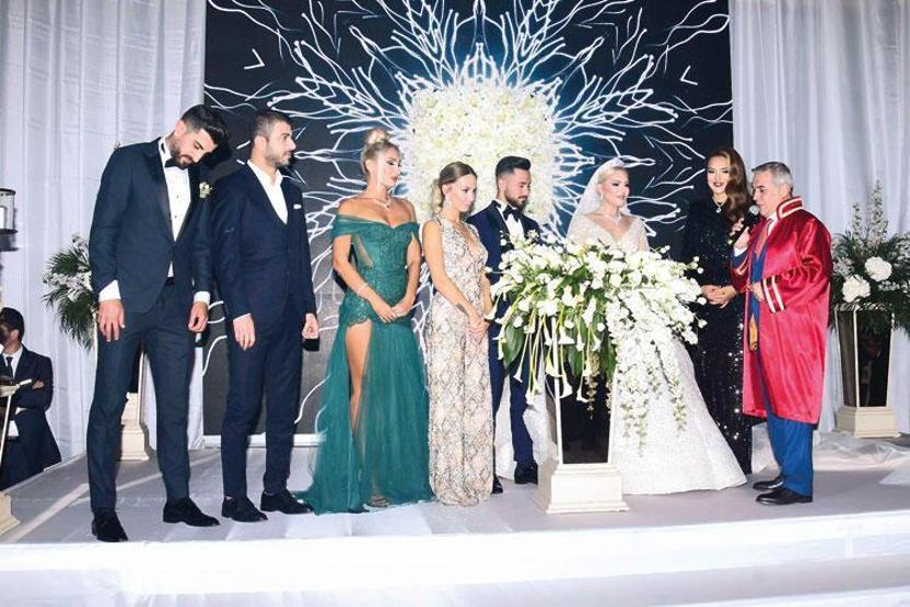 Selin Ciğercinin düğününde dekolteler yarıştı