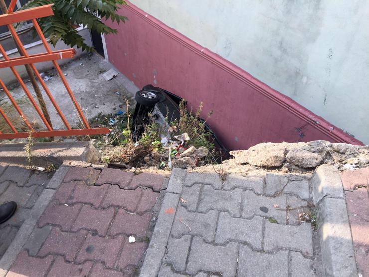 El freni boşalan otomobil 5 metreden uçtu