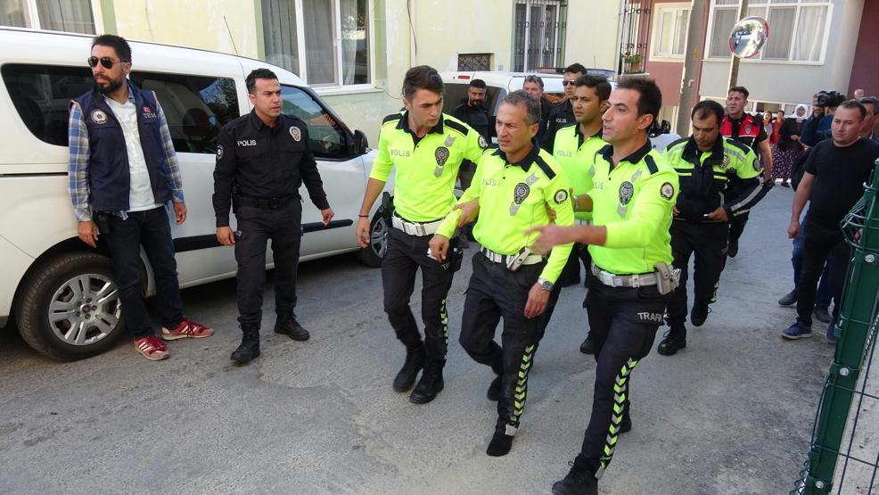 Dur ihtarına uymayan alkollü sürücü, aracın önüne atlayan polisi 2 kilometre kaputta taşıdı