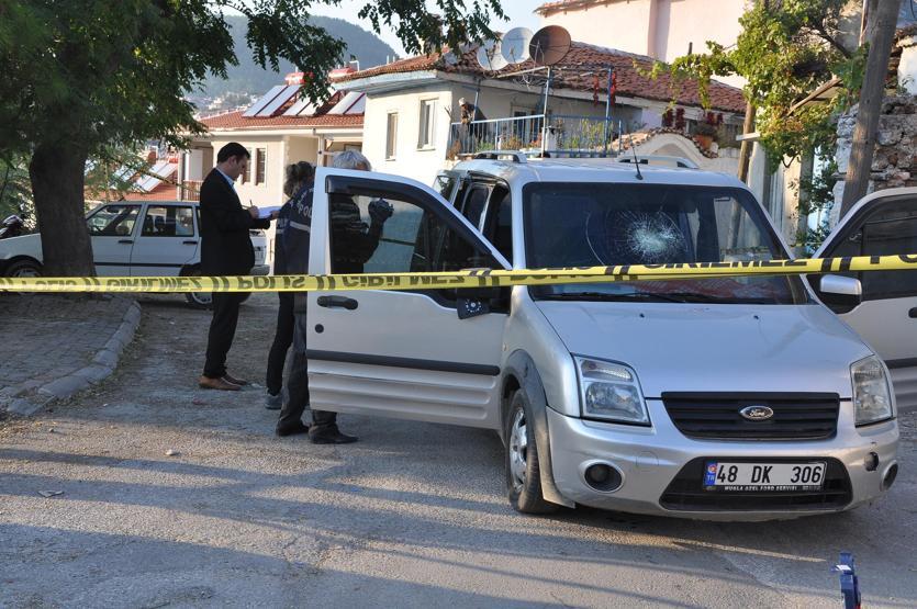 Dur ihtarına uymayan alkollü sürücü, aracın önüne atlayan polisi 2 kilometre kaputta taşıdı