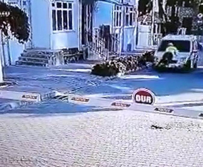 Dur ihtarına uymayan alkollü sürücü, aracın önüne atlayan polisi 2 kilometre kaputta taşıdı