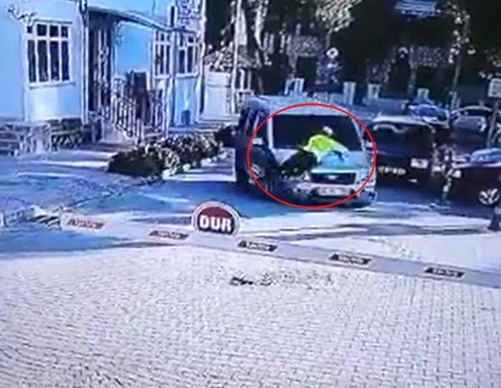 Dur ihtarına uymayan alkollü sürücü, aracın önüne atlayan polisi 2 kilometre kaputta taşıdı