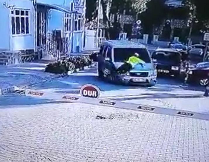 Dur ihtarına uymayan alkollü sürücü, aracın önüne atlayan polisi 2 kilometre kaputta taşıdı