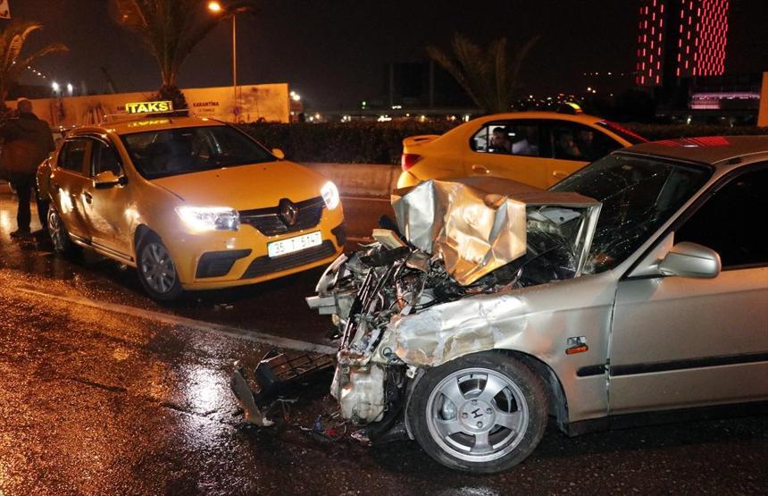 İzmirde zincirleme trafik kazası: 9 yaralı