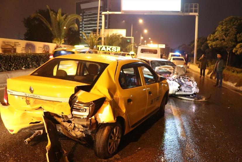 İzmirde zincirleme trafik kazası: 9 yaralı