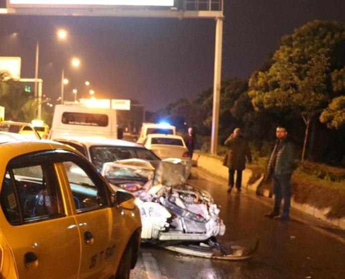 İzmirde zincirleme trafik kazası: 9 yaralı