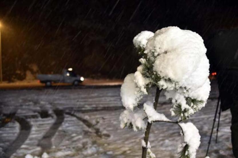 Kar kalınlığı 10 santimetreye ulaştı Vatandaş horon tepti