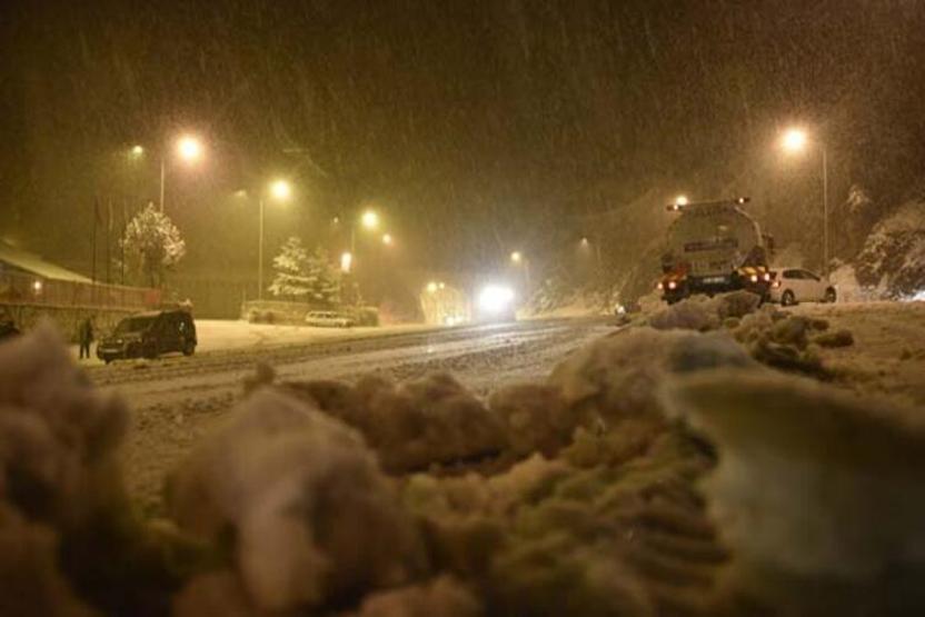 Kar kalınlığı 10 santimetreye ulaştı Vatandaş horon tepti
