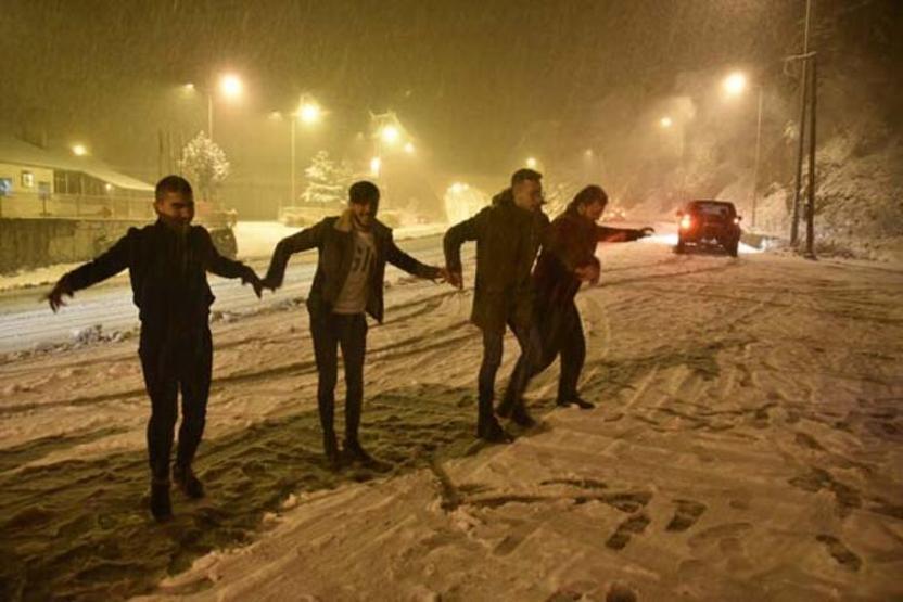 Kar kalınlığı 10 santimetreye ulaştı Vatandaş horon tepti