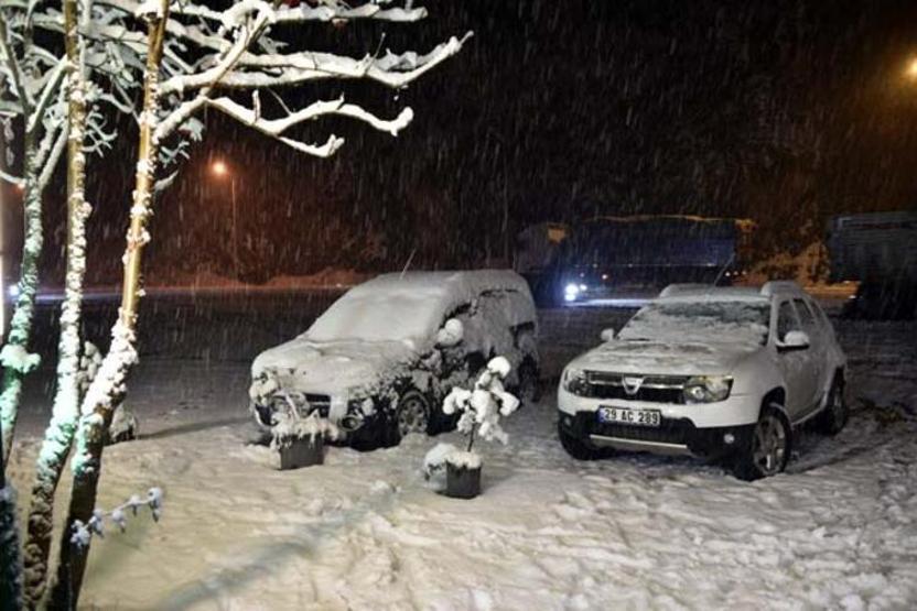Kar kalınlığı 10 santimetreye ulaştı Vatandaş horon tepti