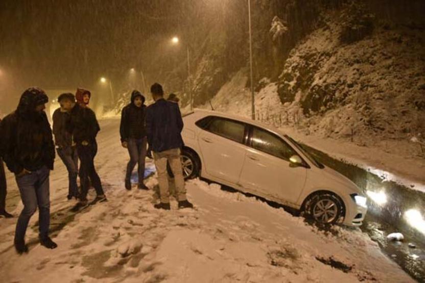 Kar kalınlığı 10 santimetreye ulaştı Vatandaş horon tepti