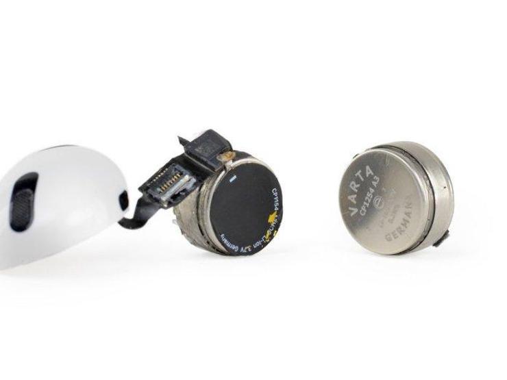 AirPods Pro parçalarına ayrıldı