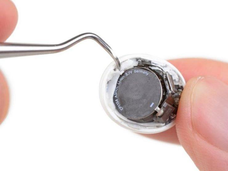 AirPods Pro parçalarına ayrıldı