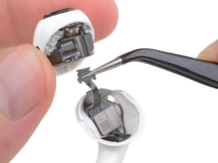 AirPods Pro parçalarına ayrıldı
