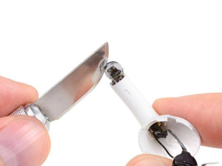 AirPods Pro parçalarına ayrıldı