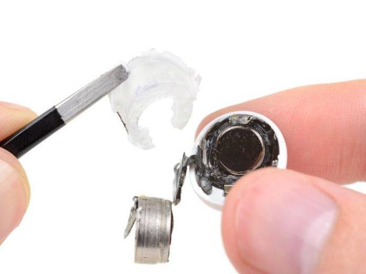 AirPods Pro parçalarına ayrıldı