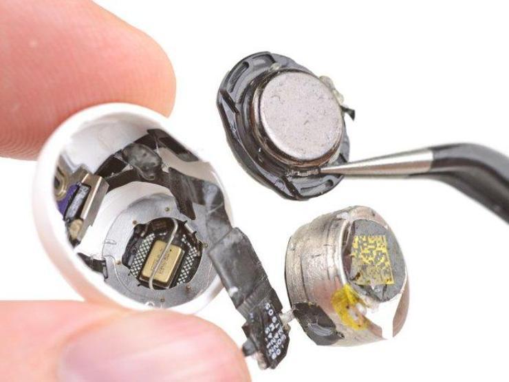 AirPods Pro parçalarına ayrıldı