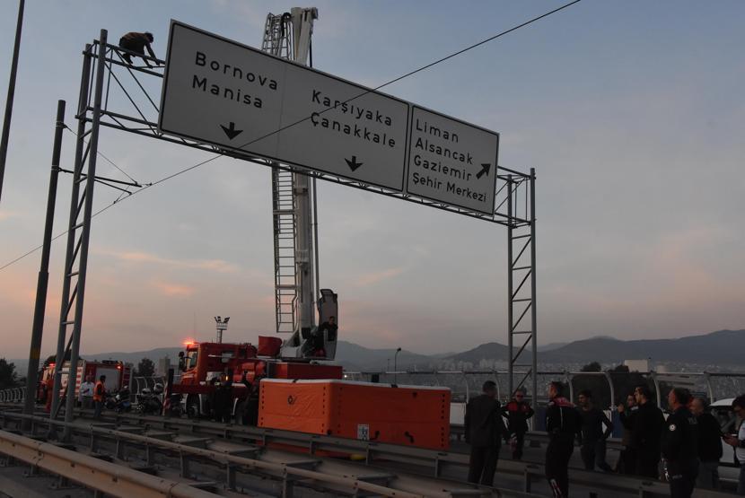 İzmirde intihar girişimi Para verip indirmeye çalıştılar