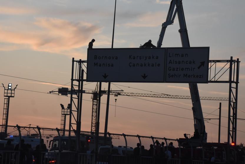 İzmirde intihar girişimi Para verip indirmeye çalıştılar