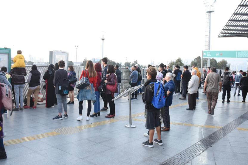 İzmirde intihar girişimi Para verip indirmeye çalıştılar