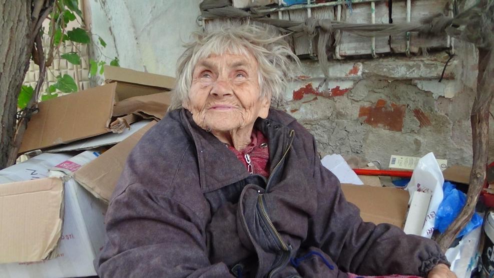 81 yaşında sokaklarda yaşıyor