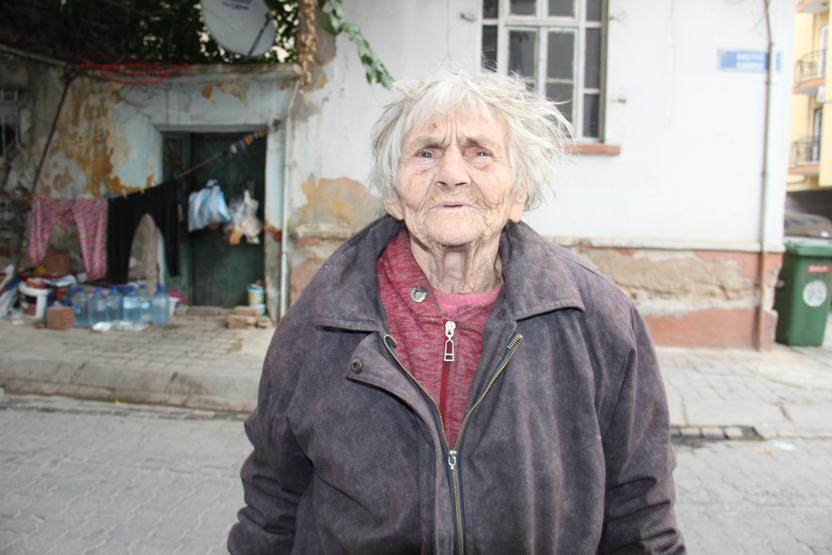 81 yaşında sokaklarda yaşıyor