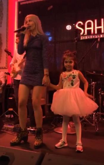 Demet Akalın ve Okan Kurtun 8. yıl kutlamasına yıldız yağdı