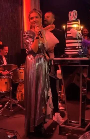 Demet Akalın ve Okan Kurtun 8. yıl kutlamasına yıldız yağdı
