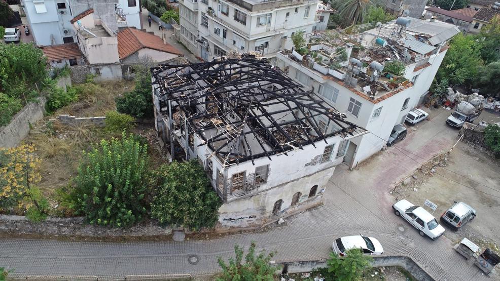 Tarihi konağın çatısı endişe yaratıyor
