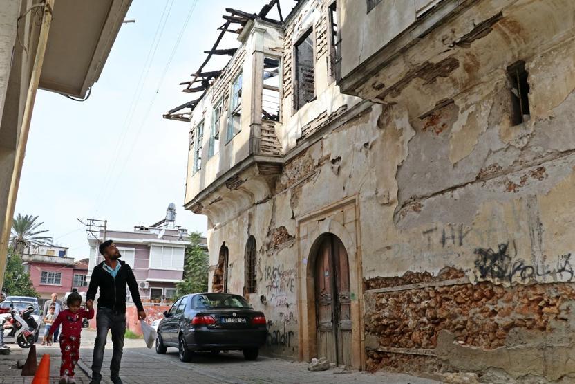Tarihi konağın çatısı endişe yaratıyor