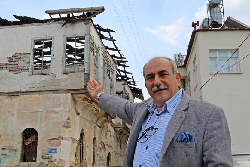 Tarihi konağın çatısı endişe yaratıyor