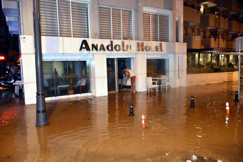 Sağanak yağış Marmariste hayatı felç etti