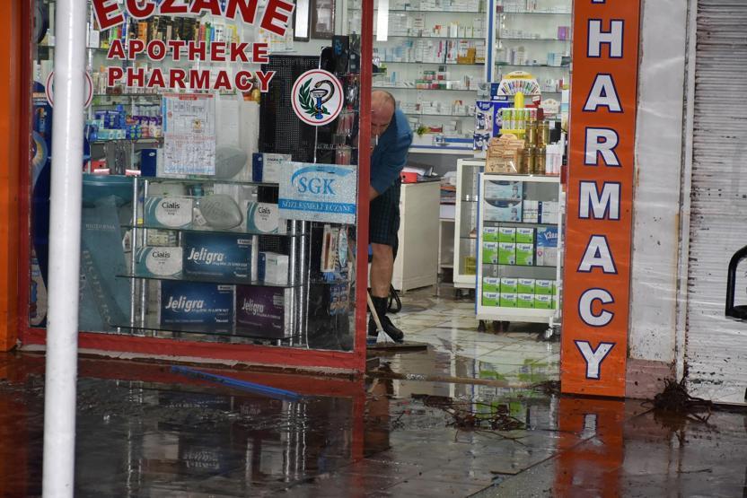 Sağanak yağış Marmariste hayatı felç etti