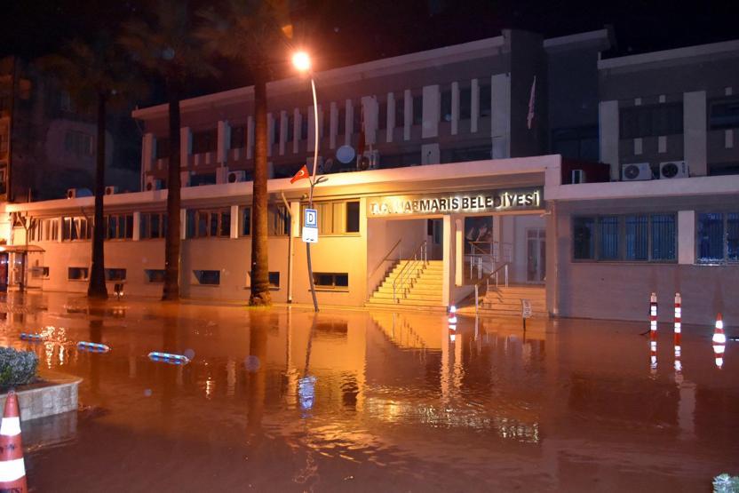 Sağanak yağış Marmariste hayatı felç etti