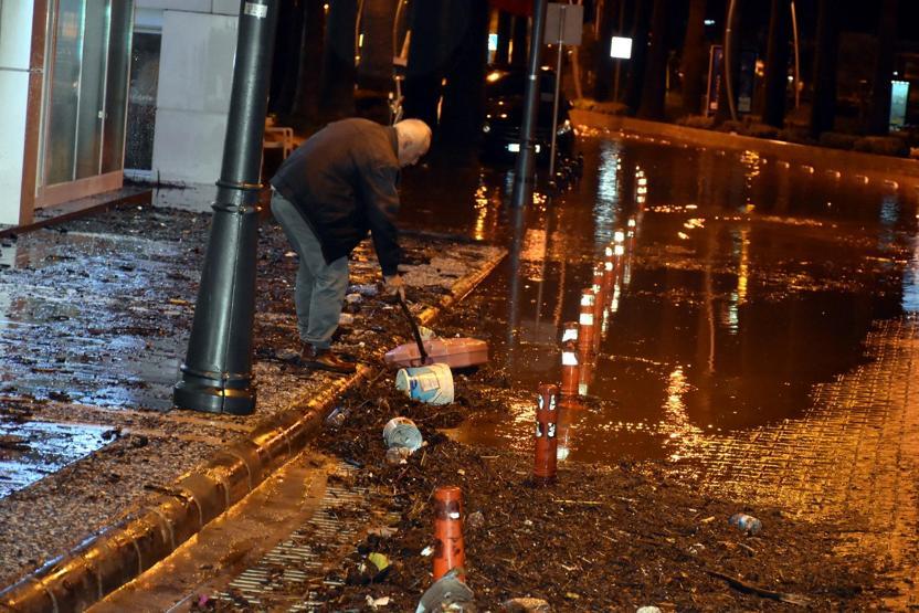 Sağanak yağış Marmariste hayatı felç etti