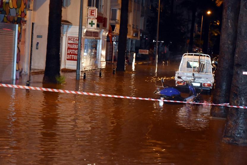 Sağanak yağış Marmariste hayatı felç etti