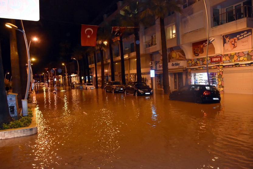 Sağanak yağış Marmariste hayatı felç etti