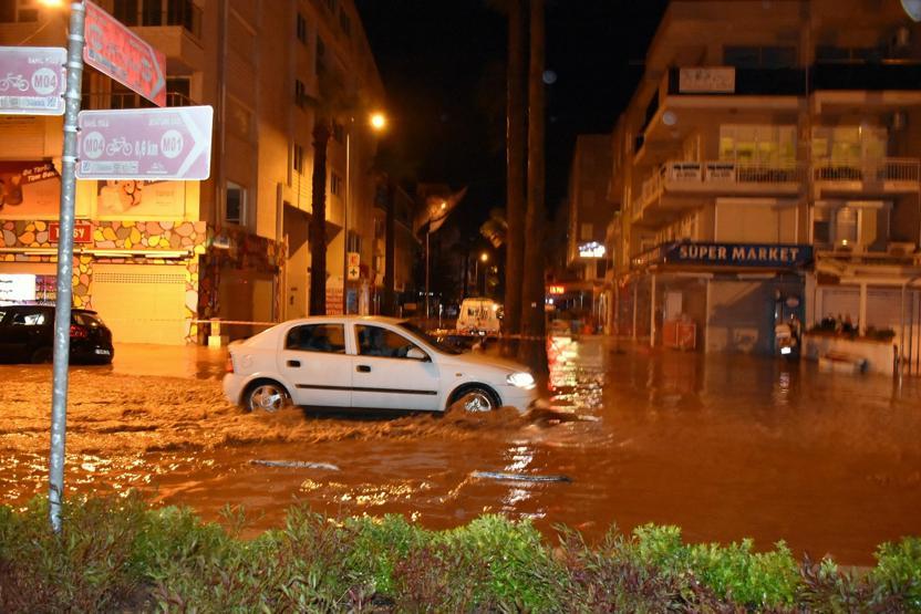 Sağanak yağış Marmariste hayatı felç etti