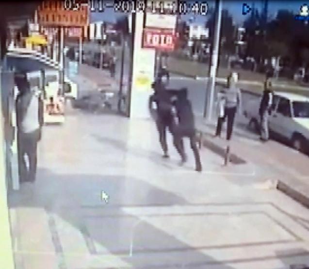 Gaspçıyı uçan tekmeyle düşürüp parasını kurtardı