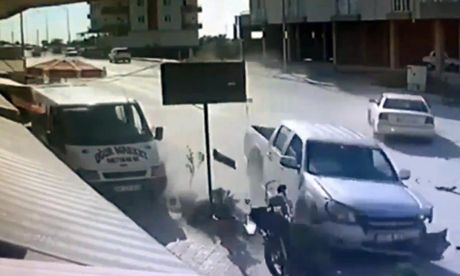 Kazaya neden oldu, yaralıya yardım etmek yerine telefonuyla konuştu