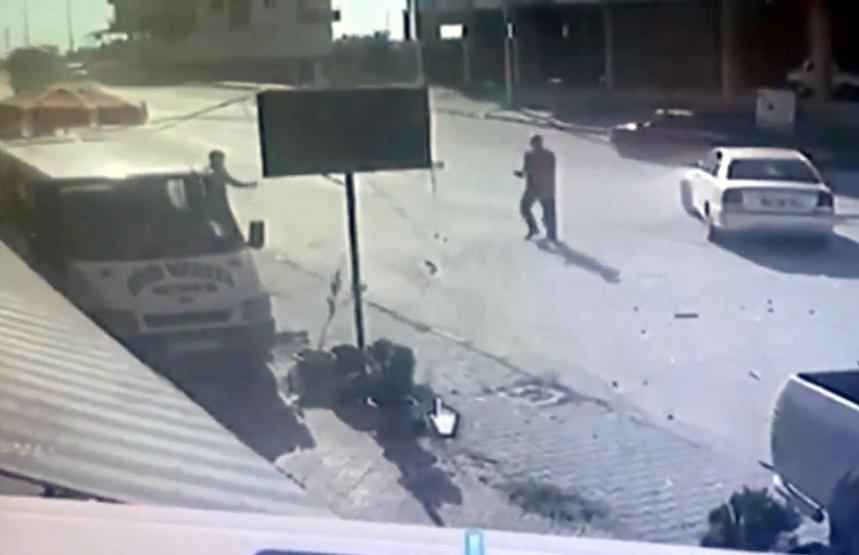 Kazaya neden oldu, yaralıya yardım etmek yerine telefonuyla konuştu