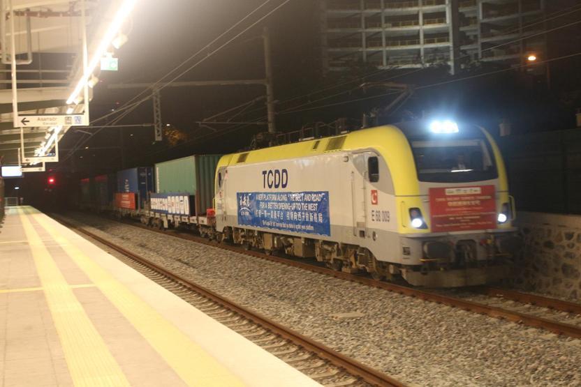 Çinden Avrupaya giden ilk yük treni Marmaraydan geçti