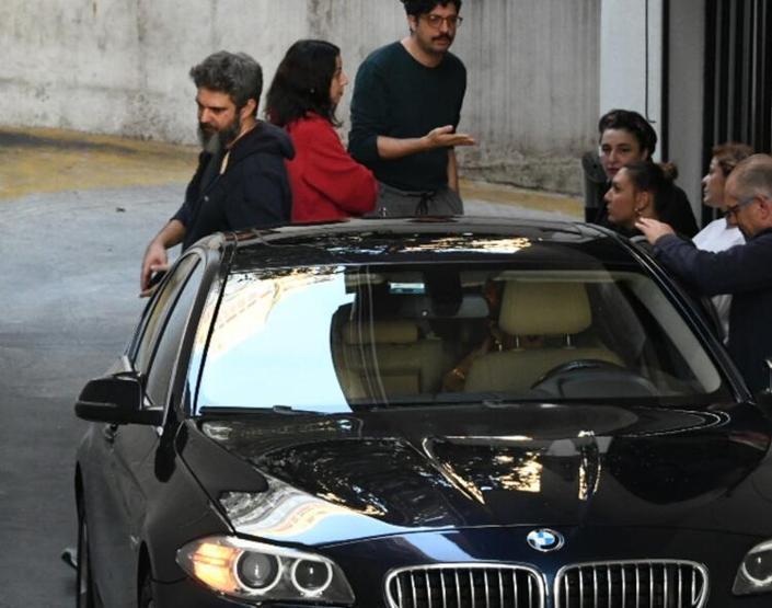 Gülben Ergen ile Emre Irmak Nişantaşında... Mal kabul kapısından çıktılar