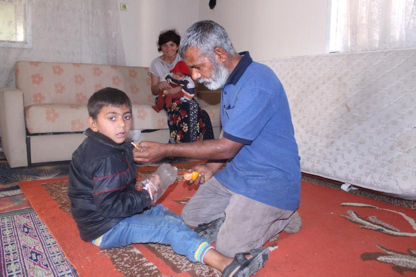 Minik Yusufun dramı: Sürekli ısırdığı ellerini plastik şişeye bağlıyorlar