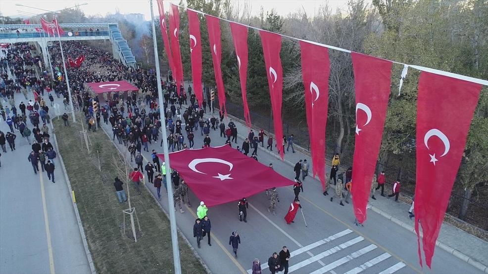 Erzurum ecdadına saygı için yürüdü
