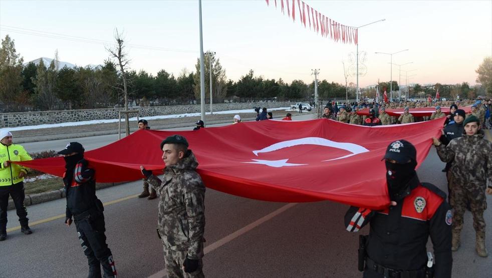 Erzurum ecdadına saygı için yürüdü